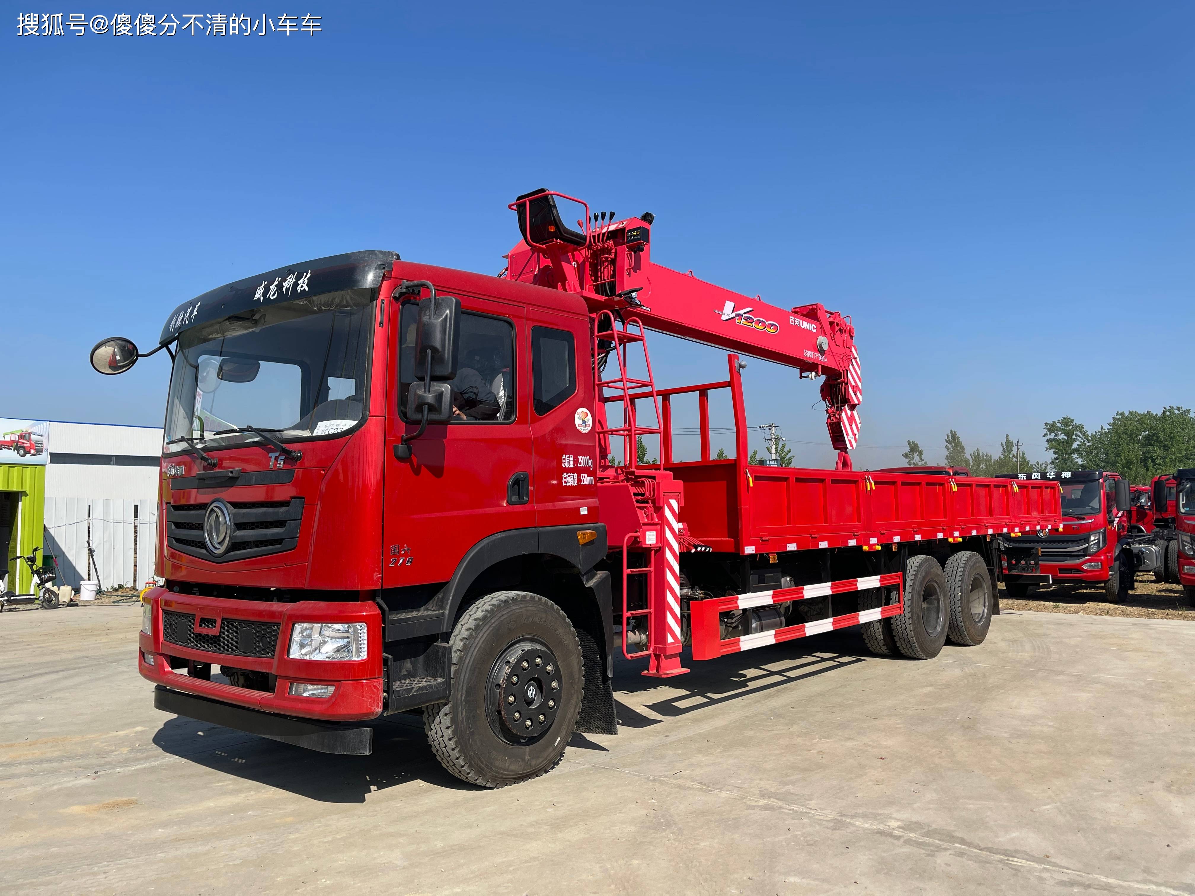 隨車吊運(yùn)輸車 靈活高效的物流起重能手